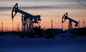 النفط يرتفع لكنه يتجه إلى أكبر خسارة أسبوعية منذ مارس