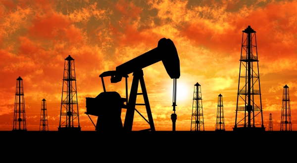 النفط ينخفض مع استقرار الدولار والارتفاع المتوقع في انتاج النفط الامريكي