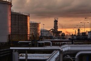 صعود النفط وسط إنكماش في المخزونات الأمريكية وجمود في محادثات إيران