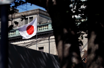 اليابان تربك الأسواق في تغيير مفاجئ لسياسة منحنى العائد