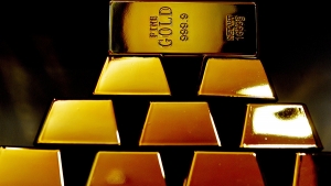 الذهب صامتًا إلى حد كبير متأثرًا بالأسهم الآسيوية  التي أثنت على التقدم في المحادثات التجارية بين الولايات المتحدة والصين
