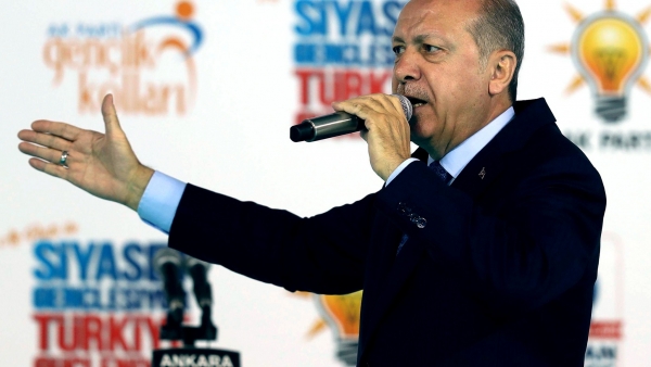 إردوغان يصف أسعار الفائدة &quot;بأم الشرور&quot; والليرة تهبط