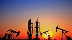 أسعار النفط تهبط بفعل المخاوف الاقتصادية، ولكنها تتلقى الدعم من خفض إمدادات الأوبك