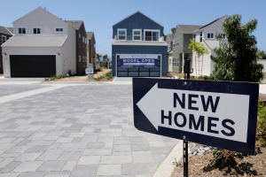مبيعات المنازل الجديدة بأمريكا تخيب التوقعات بعد تعديلات بالخفض