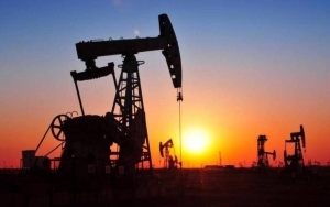 اسعار النفط تستقر مع استمرار الحذر بشأن أوميكرون وسط قيود متجددة