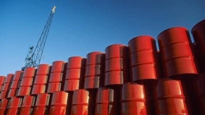 النفط يتجه لانخفاض شهري آخر مع تأثير البيانات الأمريكية الضعيفة
