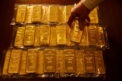 الذهب يتعزز بفعل التوقعات الاقتصادية القاتمة؛ وفي طريقه إلى ثاني اسبوع من الإنخفاض
