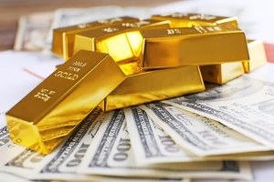 الذهب يحوم بالقرب من أدنى مستوياته في اسبوعين مع قوة الدولار قبل محضر الإحتياطي الفيدرالي