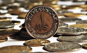 الجنيه المصري ينخفض إلى 17.42-17.52 مقابل الدولار