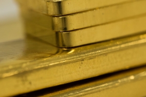 الذهب يهبط 1% تحت تأثير صمود الدولار وارتفاع عوائد السندات