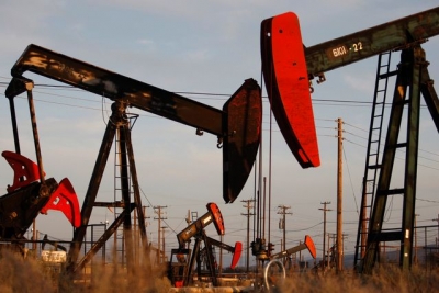 النفط ينخفض بفعل المحادثات الامريكية الايرانية واحتمالية الاضافة لامدادات الخام