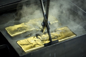 الذهب بصدد أول خسارة أسبوعية منذ شهرين، وكريدي سويس يرفع توقعاته للمعدن