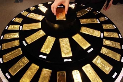 الذهب يسجل ادنى مستوياته في اسبوع مع ارتفاع الدولار بعد البيانات الصينية الضعيفة
