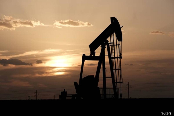النفط يتراجع لليوم الثالث مع تصاعد مخاوف الركود