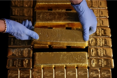 الذهب تحت ضغط بفعل رهانات فائدة الفيدرالي لكن بصدد أفضل أداء شهري منذ يناير