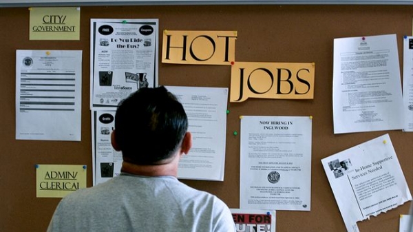 طلبات إعانة البطالة بأمريكا ترتفع لأول مرة منذ أبريل