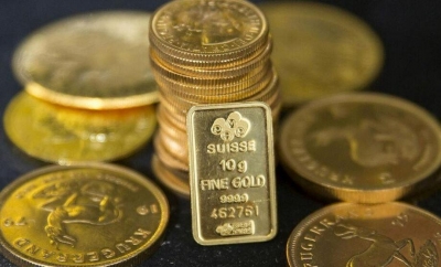 الذهب يتراجع بفعل قوة الدولار، وتطلع المستثمرين لتوجيهات من الاحتياطي الفيدرالي