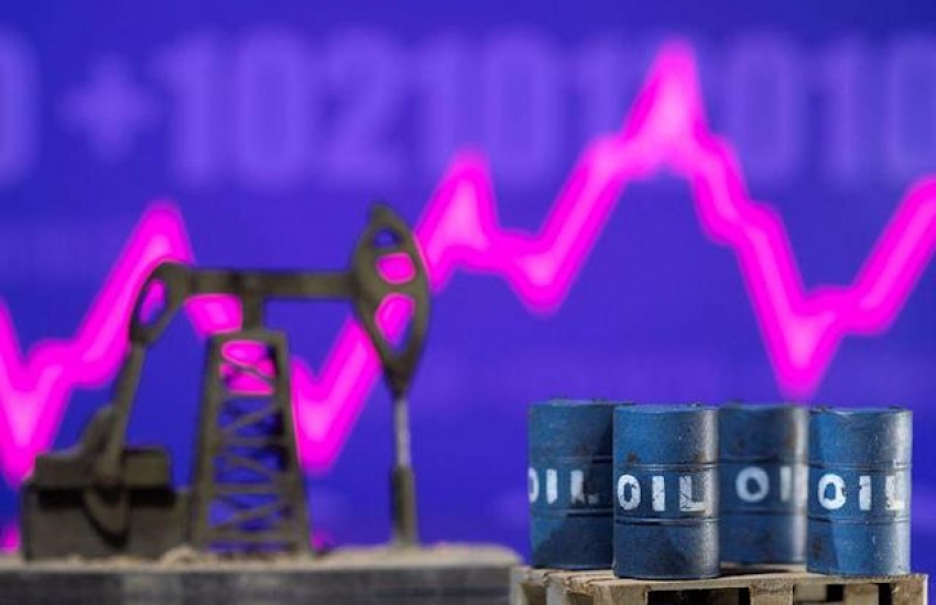 النفط يرتفع بفعل مخاوف الامدادات وضعف الدولار