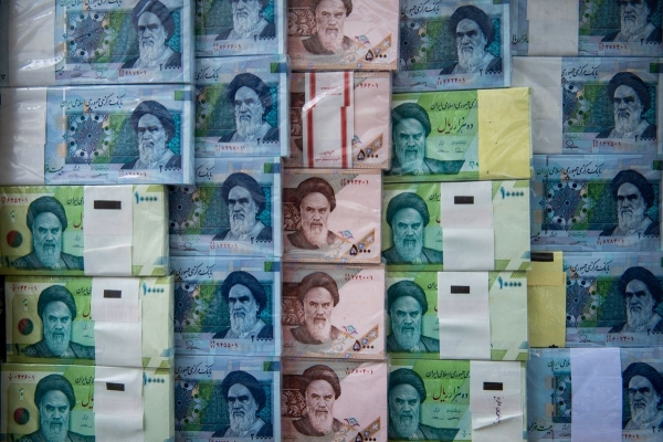 الريال الإيراني ينهار إلى قاع جديد مقابل الدولار