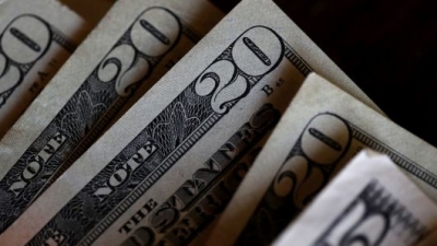 تراجع الدولار بسبب فرص المزيد من التيسير من بنك الاحتياطي الفدرالي