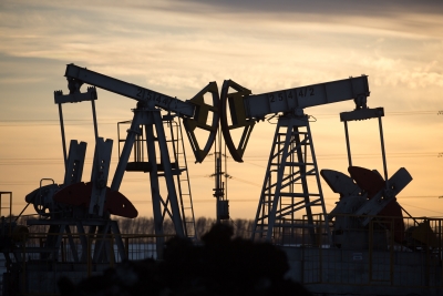 النفط ينخفض في ظل مخاطر تهدد توقعات الطلب