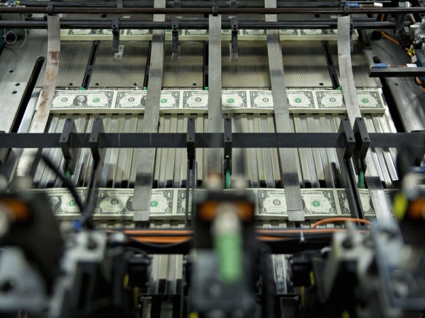 صعود الدولار وعوائد السندات وسط عالم غارق في أموال التحفيز