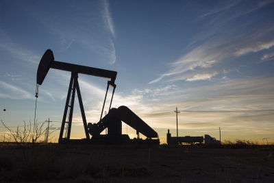 النفط يرتفع بعد إنخفاض مفاجيء في مخزونات الخام الأمريكية