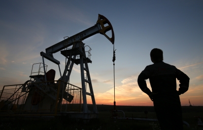 استقرار النفط وسط قوة في الدولار يقابلها مخاوف بشأن الشرق الأوسط