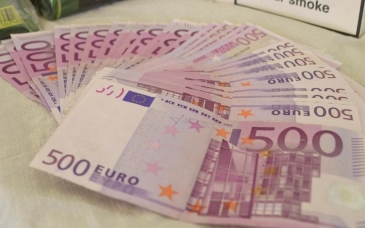 اليورو يرتفع عند أعلى مستوياته في ثلاثة أشهر مع انخفاض الدولار