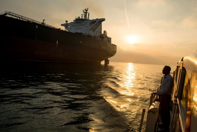 النفط يمحو المكاسب مع انتظار الرد الأمريكي على هجمات مميتة