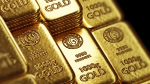 الذهب يتراجع من قرب ذروته القياسية مع ابقاء الدولار على مكاسبه