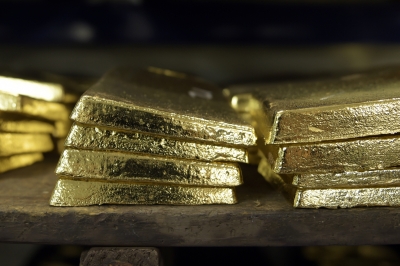 الذهب يبلغ أعلى مستوى في 8 أشهر وسط مخاوف تجارية وقبل اجتماع الفيدرالي