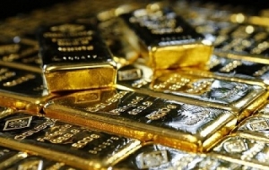 الذهب يرتفع بسبب ضعف الدولار وعدم اليقين التجاري