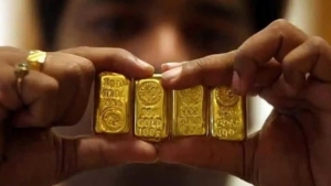 الذهب يتراجع بفعل قوة الدولار والتي طغت على المخاطر الاوكرانية