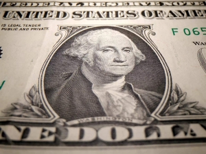 الدولار يتراجع عن ادنى مستوياته وبيانات التضخم الامريكية تحوم في الافق
