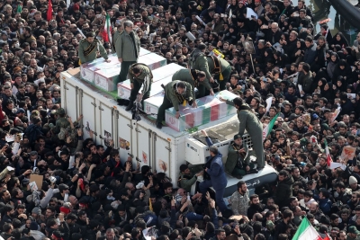 الزعيم الأعلى الإيراني يبكي وحشود ضخمة تشيع جثمان سليماني بطهران