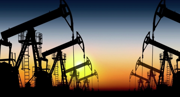 استقر النفط بالقرب من أعلى مستوياته في شهر واحد