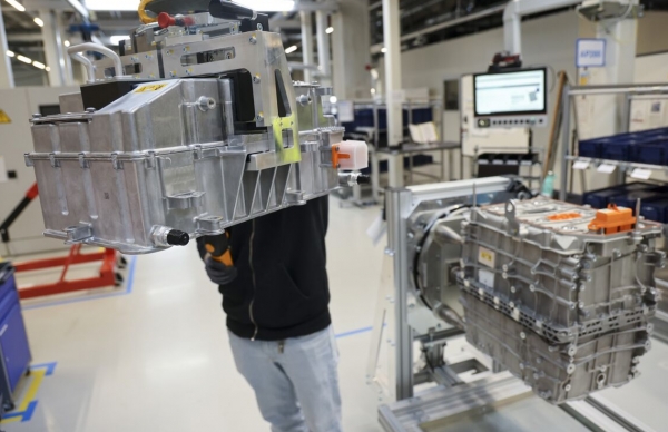 الحرب تضرب الاقتصاد العالمي بصدمتين مزدوجتين: تباطؤ النمو وارتفاع الأسعار