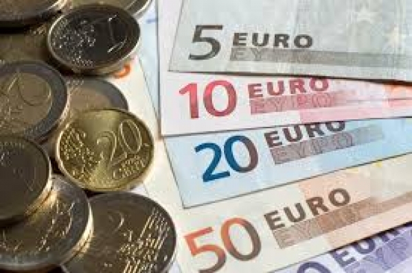 اليورو يرتفع مع ترقب المتداولون للمخاطر السياسية وخطابات البنوك المركزية