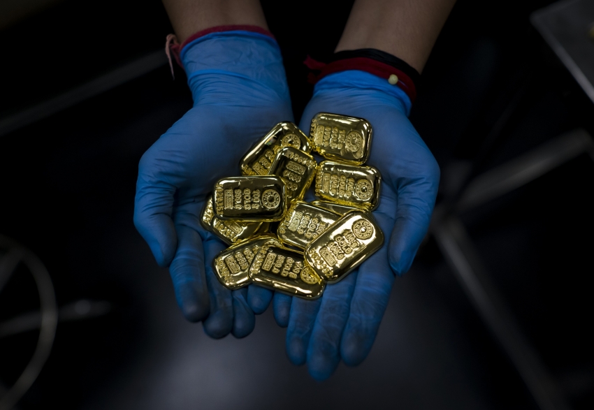 الذهب ينخفض إلى أدناه في أسبوع بعد بيانات أمريكية إيجابية