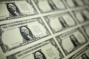الدولار ينخفض وسط مراهنات على موقف تيسيري من الاحتياطي الفيدرالي