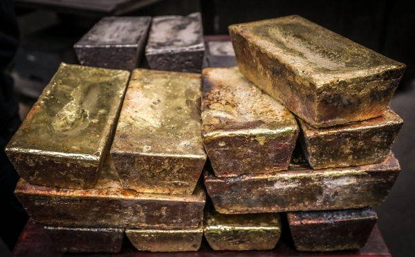 الذهب يمحو المكاسب مع تعافي عوائد السندات، والفضة تتراجع