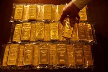 الذهب يتراجع من اعلى مستوياته في 5 اسابيع مع ارتفاع الدولار