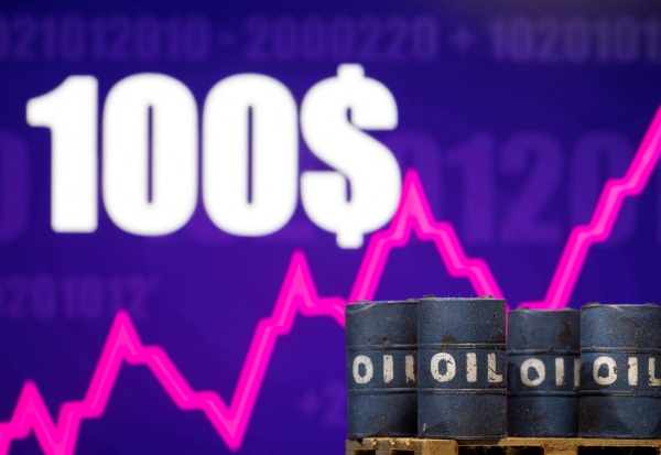 النفط يتجاوز100 دولار لأول مرة منذ 2014 مع هجوم روسيا على أوكرانيا