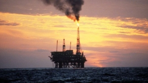النفط يهبط مع زيادة عدد الحفارات الأمريكية وتباطؤ صناعي بالصين