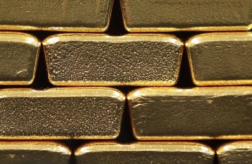 الذهب يتراجع مع صعود الدولار وعوائد السندات بعد بيانات إيجابية