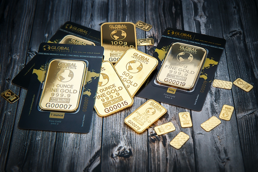 الذهب يقفز مع تراجع الدولار وترقب المستثمرين للبيانات الامريكية