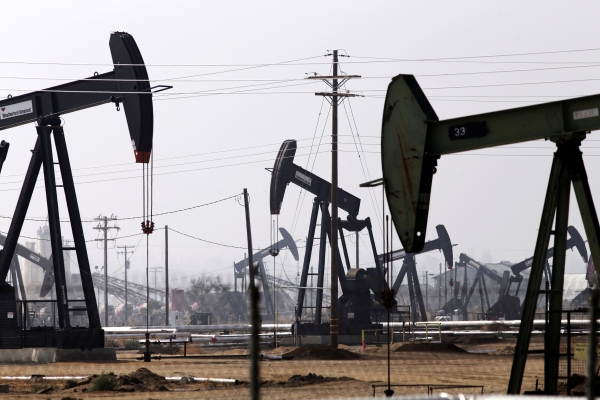 النفط ينخفض بفعل مخاوف ضعف الطلب ، وقيود الصين بشأن فيروس كورونا