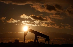 النفط يتجه نحو انخفاض أسبوعي %6