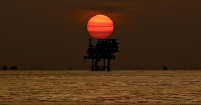 النفط يتأرجح بعد بلوغ ذروته في ثلاثة أشهر بفعل زيادة السعودية أسعار البيع